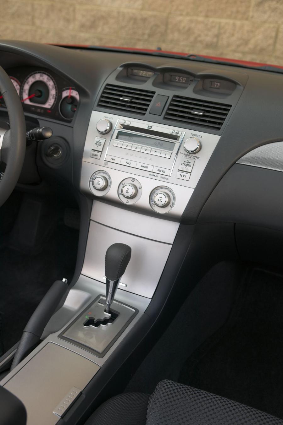 Детали интерьера Toyota Camry Solara Sport Convertible 2006 года  (фото 19 из 24)
